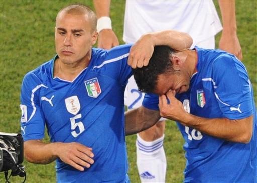 Cannavaro, de camisa 5, fracassou com a It&aacute;lia em 2010