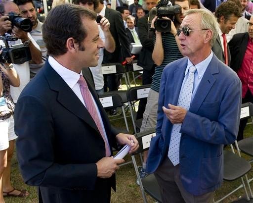 Johan Cruyff (&agrave; esquerda) est&aacute; indeciso sobre a final de domingo