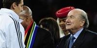 O presidente da Fifa, Joseph Blatter, durante a entrega de medalhas