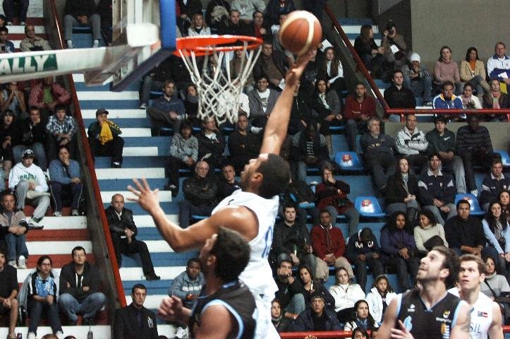 Sele&ccedil;&atilde;o de basquete sofre, mas volta a vencer o Uruguai