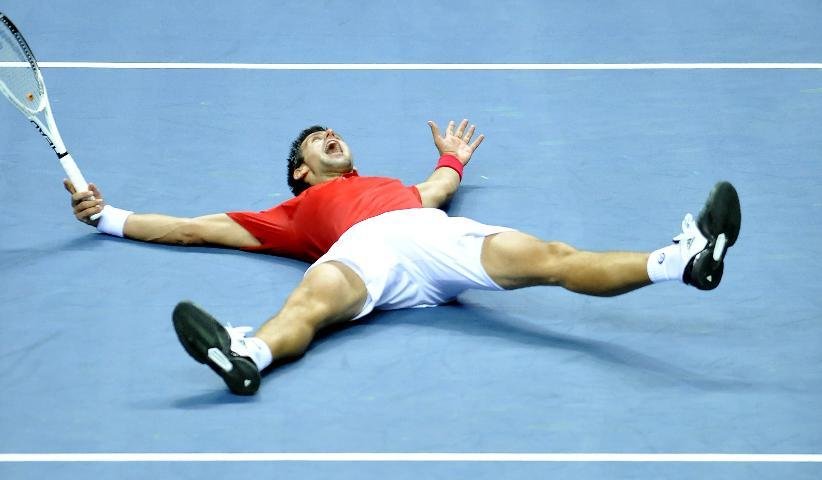 Djokovic vence Cilic e d&aacute; vit&oacute;ria aos s&eacute;rvios na Davis