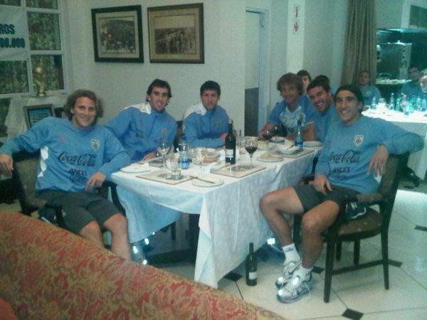 Uruguai de Forl&aacute;n festeja quarto lugar com vinho