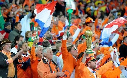 Holandeses ganham duelo e s&atilde;o maioria no Soccer City
