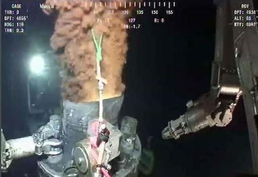 Empresa BP vai instalar um novo funil no local do vazamento no Golfo do M&eacute;xico