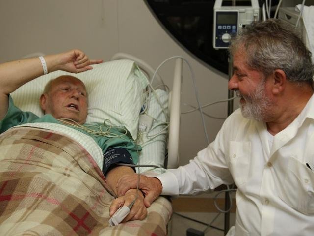 Lula visita Alencar e assiste fim do jogo entre Holanda e Espanha