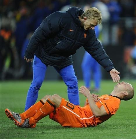 Kuyt consola o meia Wesley Sneijder 