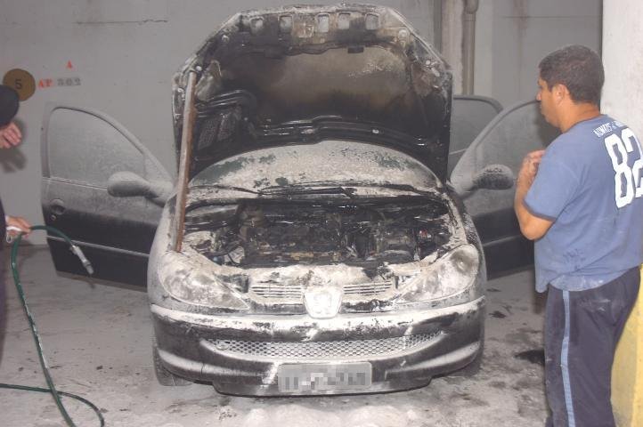 Carro pega fogo em garagem de pr&eacute;dio na Capital