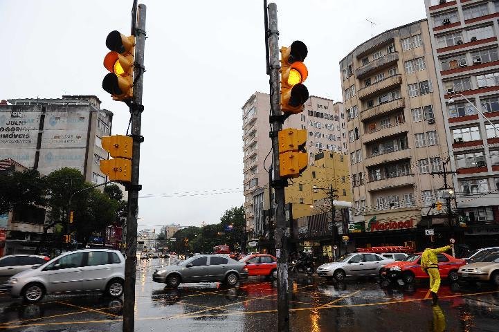 Problemas em sinaleiras de Porto Alegre s&atilde;o solucionados 