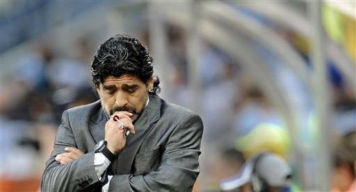 M&eacute;dico se irrita com boatos sobre reca&iacute;da de Maradona