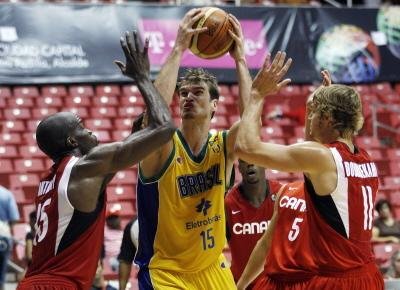 Splitter acerta com San Antonio Spurs e disputar&aacute; NBA