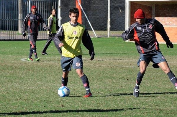 Sobis participa de rach&atilde;o no treino do Inter