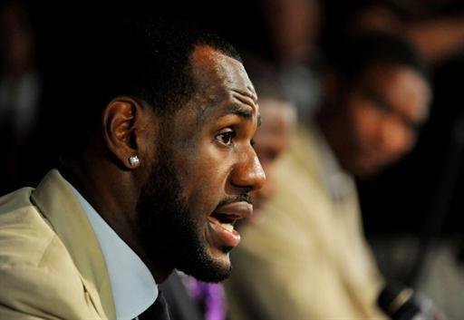 Dono do Cleveland &eacute; multado por atacar LeBron James (foto)
