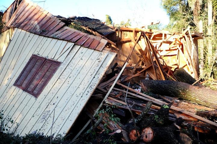 Mais de 100 casas foram atingidas pela chuva e pelo vendaval