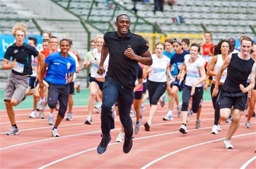 Usain Bolt corre com 500 jovens atletas belgas, em Bruxelas