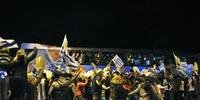 Torcedores uruguaios recebem equipe de futebol em Montevidéu