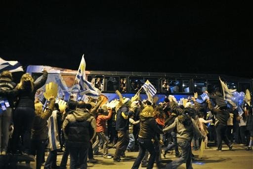 Torcedores uruguaios recebem equipe de futebol em Montevid&eacute;u
