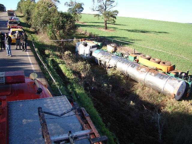 Caminh&atilde;o com 29 mil litros de biodiesel capota em Passo Fundo