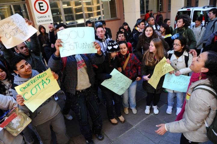 Alunos reivindicam amplia&ccedil;&atilde;o de cotas