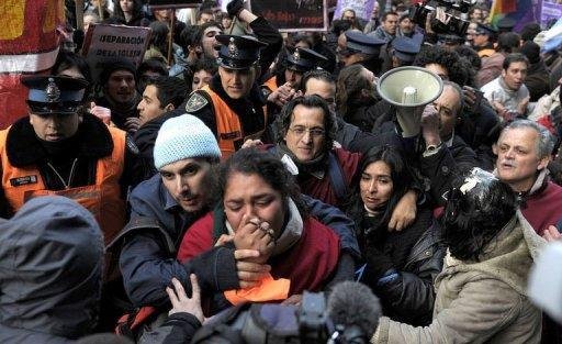 Pr&oacute;s e contras casamento gay entram em confronto na Argentina