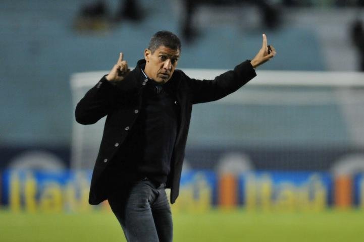 T&eacute;cnico Silas diz que press&atilde;o no Gr&ecirc;mio &eacute; natural