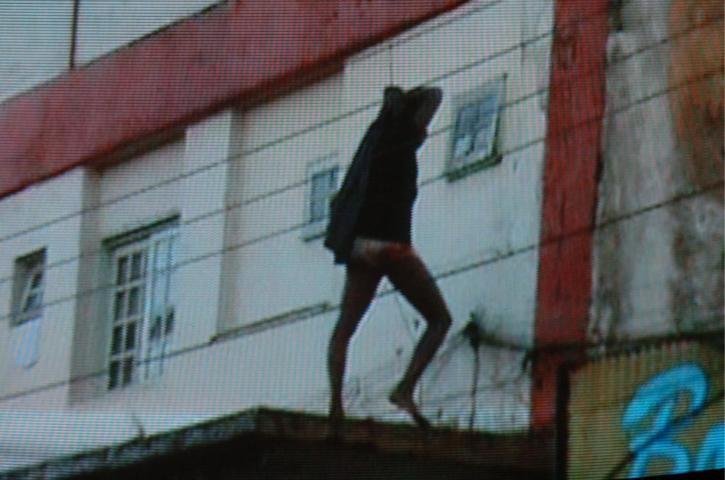 Homem pulou de marquise e correu entre os carros, sendo perseguido por policias