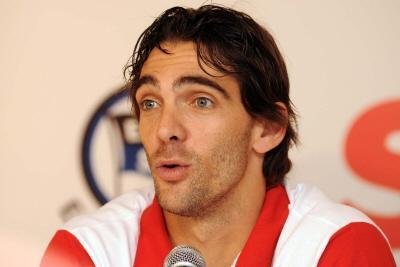Com dor no ombro, Giba fica fora de treino