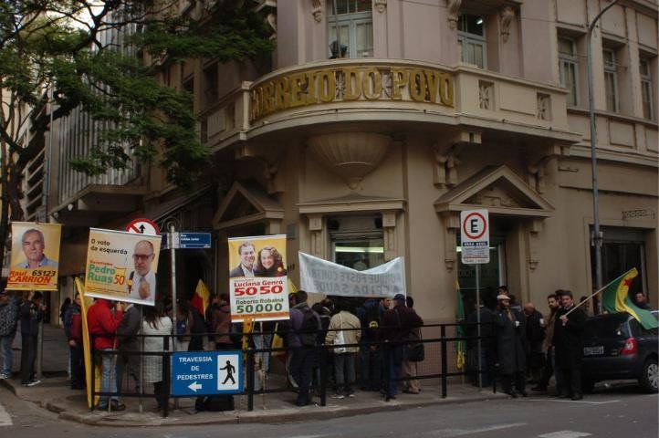 Movimenta&ccedil;&atilde;o em frente &agrave; r&aacute;dio para conferir o debate com os candidatos ao governo do Estado 