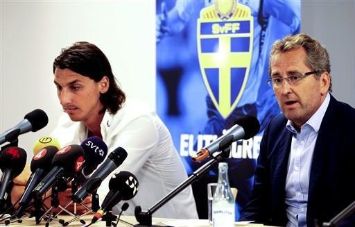 Ibrahimovic e treinador Erik Hamren durante coletiva de imprensa em Malmo, Su&eacute;cia
