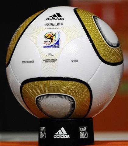 Bola da final da Copa do Mundo &eacute; leiloada por US$ 74 mil