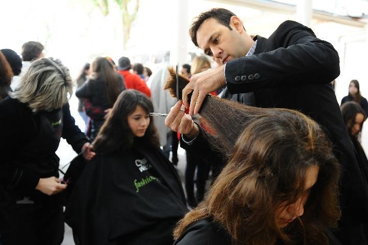 Estudantes ga&uacute;chos doam cabelo para ONG 
