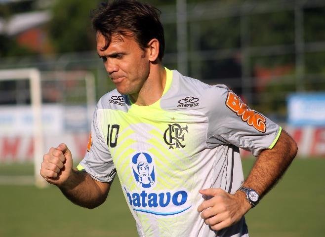 Petkovic n&atilde;o participa de treino no Flamengo