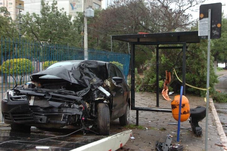 Voyage sai da pista e bate contra &aacute;rvore em Porto Alegre