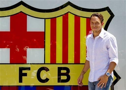 Adriano Correia assina contrato de quatro anos com o Barcelona