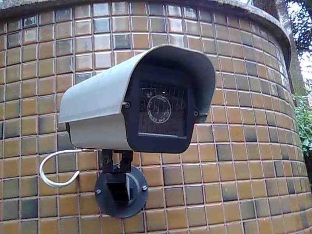 Morador viu assaltantes atuando pela c&acirc;mera de seguran&ccedil;a