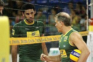 Bernardinho improvisa l&iacute;bero Maur&iacute;cio na fase final da Liga