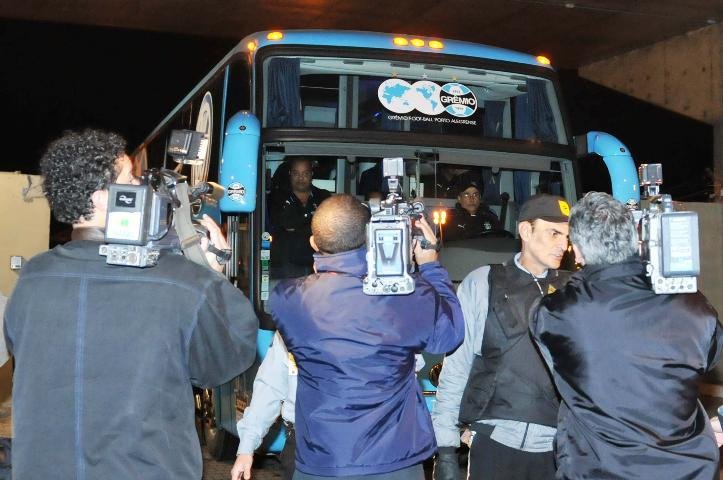 No desembarque, havia mais jornalistas do que torcedores