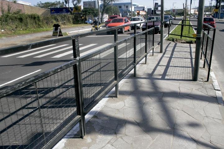 EPTC instala novos gradis na avenida Juca Batista