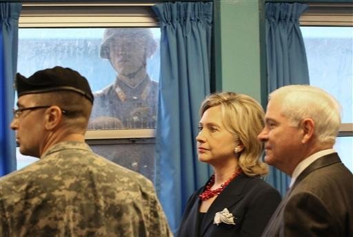 Hillary Clinton e Robert Gates realizam visita de apoio em Seul