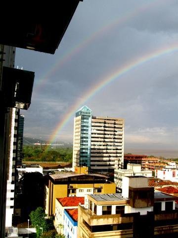 Arco-&iacute;ris duplo &eacute; registrado em Porto Alegre