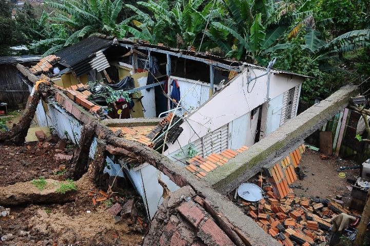 Chuva compromete duas casas no bairro Bom Jesus 
