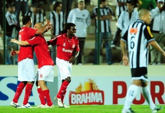 Tinga fica feliz de reestrear em partida dif&iacute;cil e vencer