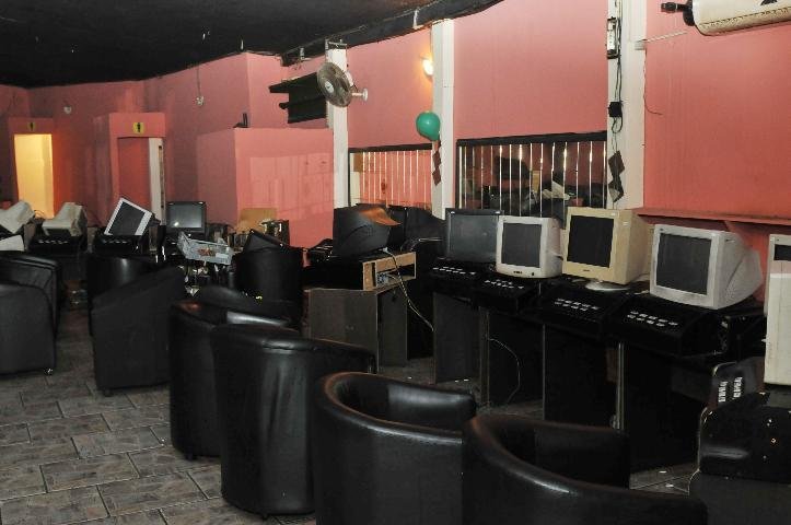 Ao entrarem no local, flagraram quatro apostadores jogando nas m&aacute;quinas