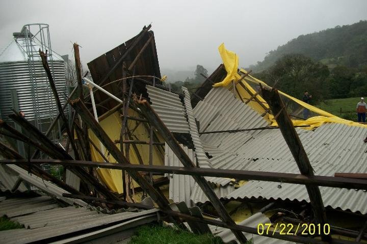 O granizo que caiu na noite de quarta-feira, somado ao vento, destruiu diversas propriedades de Imigrante