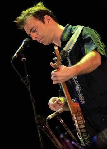 Cantor uruguaio se apresenta no Teatro do Ciee