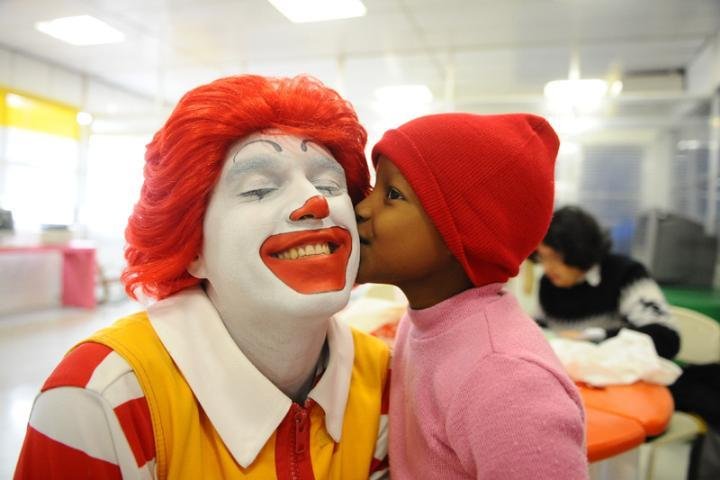 Instituto do C&acirc;ncer Infantil recebe a visita de Ronald McDonald