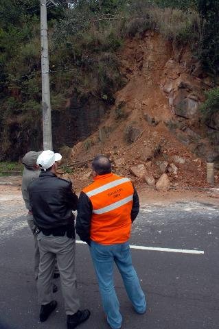 Via foi interrompida por 100 metros