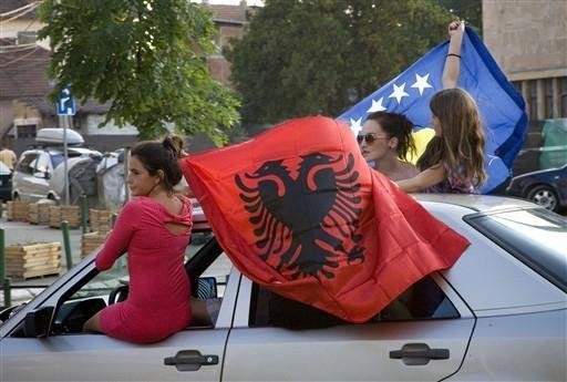 Albaneses festejam aprova&ccedil;&atilde;o da independ&ecirc;ncia de kosovo
