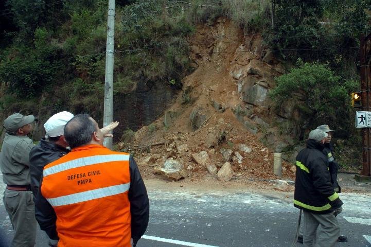 Pista s&oacute; deve ser liberada ap&oacute;s autoriza&ccedil;&atilde;o da Defesa Civil, que teme novos desmoronamentos