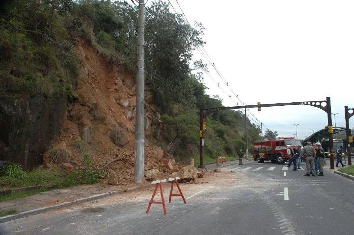 Pedras e areia desmoronaram na altura do bairro Agronomia