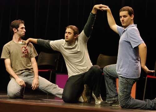 Pe&ccedil;a de teatro improvisada estreia em Porto Alegre